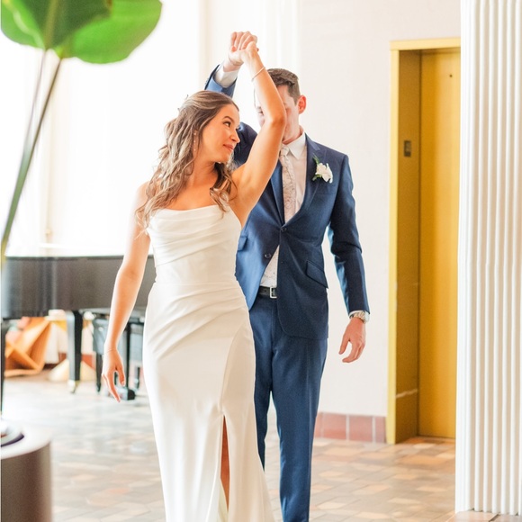 Essense of Australia Wedding Gown - Picture 2 of 9